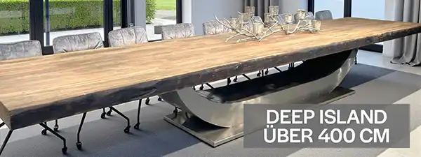 Massiver Esstisch „Deep Island“ aus Echtholz mit über 400 cm Länge für große Runden und repräsentative Tafeln. Handgefertigte Unikate jetzt auf tischonkel.de entdecken.